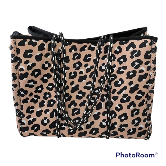 Simply Southern Leopard Neoprene Tote - Picture 2 of 6